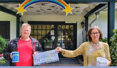 Helge Gutt (links) überreicht einen überdimensionalen Scheck an Christiane Schüddekopf vom Kinderhospiz Sternenbrücke. Helge Gutt (links) überreicht einen überdimensionalen Scheck an Christiane Schüddekopf vom Kinderhospiz Sternenbrücke.