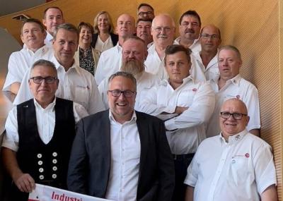 Mitglieder der Bundestarifkommission inklusive Verhandlungsführer Carsten Burckhardt. Mitglieder der Bundestarifkommission inklusive Verhandlungsführer Carsten Burckhardt.