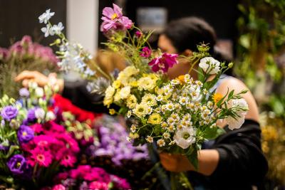 Floristin bei der Zusammenstellung von einem Strauß Blumen. Floristin bei der Zusammenstellung von einem Strauß Blumen.