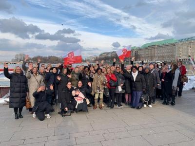 Etwa drei Dutzend Frauen, einige davon mit Flaggen der IG BAU, am Alsteranleger Jungfernstieg. Etwa drei Dutzend Frauen, einige davon mit Flaggen der IG BAU, am Alsteranleger Jungfernstieg.