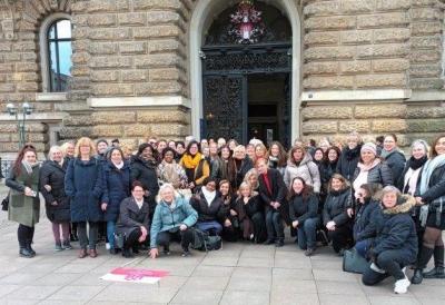 Etwa drei Dutzend Frauen, zu einem Gruppenfoto aufgestellt, vor dem Eingang des Hamburger Rathauses. Etwa drei Dutzend Frauen, zu einem Gruppenfoto aufgestellt, vor dem Eingang des Hamburger Rathauses.