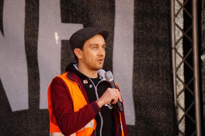 Alexander Kahl am Mikro auf der Bühne der Hamburger Mai-Kundgebung 2021 Alexander Kahl am Mikro auf der Bühne der Hamburger Mai-Kundgebung 2021