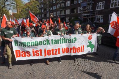 Hagenbeck-Beschäftigte mit einem Trasparent auf der Hamburger Mai-Demonstration. Hagenbeck-Beschäftigte mit einem Trasparent auf der Hamburger Mai-Demonstration.