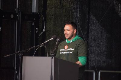 Dennis Grabowski, Beschäftigter des Tierpark Hagenbeck, auf der Bühne der Mai-Kundgebung. Dennis Grabowski, Beschäftigter des Tierpark Hagenbeck, auf der Bühne der Mai-Kundgebung.