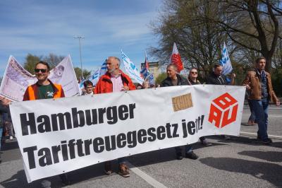 Aktive der IG BAU mit einem Transparent zum Thema Tariftreuegesetz Aktive der IG BAU mit einem Transparent zum Thema Tariftreuegesetz