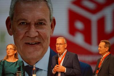 Robert Feiger (Mitte und groß im Hintergrund) mit Nicole Simons und Harald Schaum. Robert Feiger (Mitte und groß im Hintergrund) mit Nicole Simons und Harald Schaum.