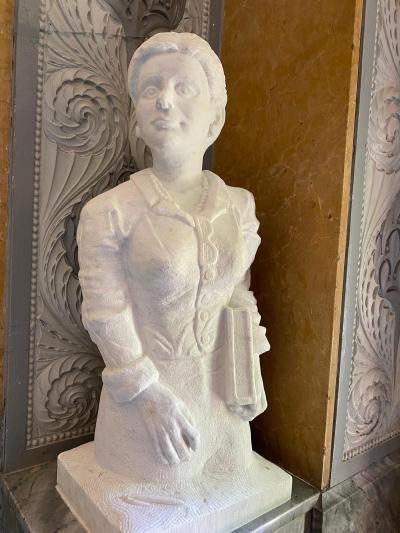 Eine der Statuen im Bundeshaus. Eine der Statuen im Bundeshaus.