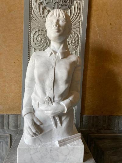 Eine der Statuen im Bundeshaus. Eine der Statuen im Bundeshaus.