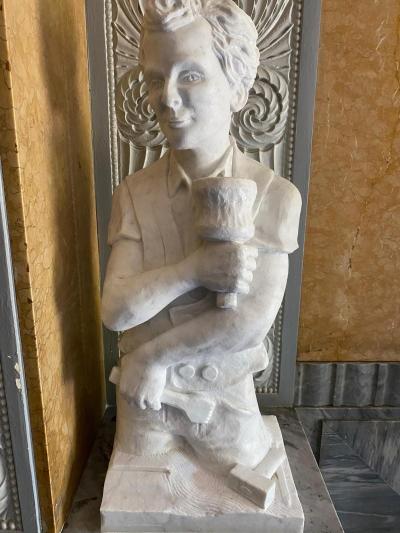 Eine der Statuen im Bundeshaus. Eine der Statuen im Bundeshaus.