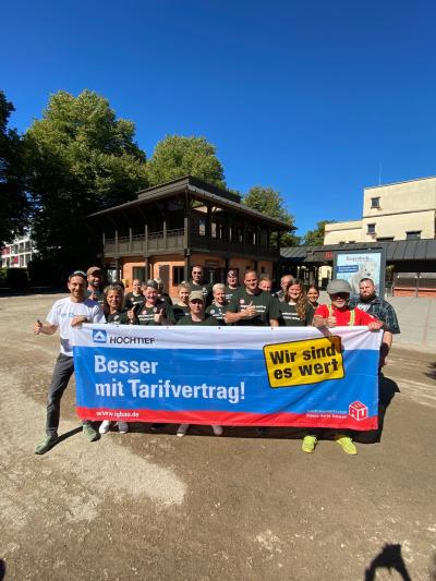 Hochtief-Betriebsräte mit Streikenden des Tierparks Hagenbeck Hochtief-Betriebsräte mit Streikenden des Tierparks Hagenbeck
