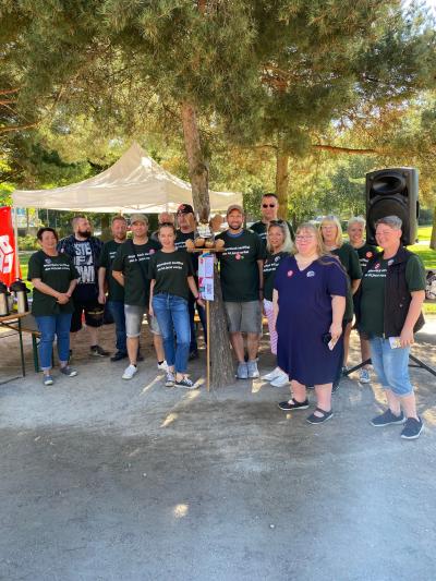 Hagenbeck-Beschäftigte mit Unterstützer:innen. Hagenbeck-Beschäftigte mit Unterstützer:innen.