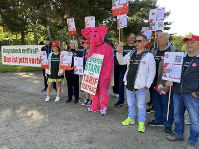 Streikende vor dem Tierpark Hagenbeck Streikende vor dem Tierpark Hagenbeck
