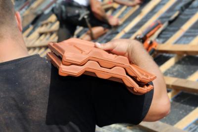 Dachdecker bekommen mehr Lohn. Dachdecker bekommen mehr Lohn.