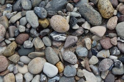 Steine am Paö Strand (Foto: Harning).