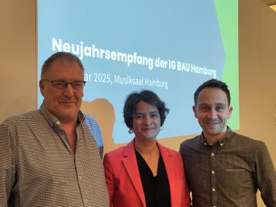 Hamburgs DGB-Vorsitzende Tanja Chawla (Mitte) mit Achim Bartels (li.) und Alexander Kahl (re.) von der IG BAU Hamburg (Foto: Harning).