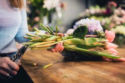 Nonstop Blumen binden: Viele Floristinnen haben eine Sechs-Tage-Woche und wenig Urlaub. Die Floristen-Gewerkschaft IG BAU Hamburg will das jetzt ändern (Foto: IG BAU). Nonstop Blumen binden: Viele Floristinnen haben eine Sechs-Tage-Woche und wenig Urlaub. Die Floristen-Gewerkschaft IG BAU Hamburg will das jetzt ändern (Foto: IG BAU).
