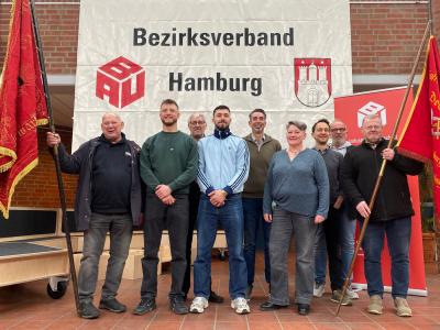 Der neue Bezirksvorstand (v.l.): Matthias Steinhäuser, Marlon Schefczyik, Achim Bartels, Felix Hugo Ohle, Frank Hübner, Liane Klübe, Alexander Kahl, Uwe Nack, Helge Gutt (Foto: Harning).