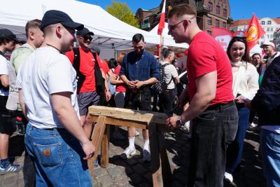 Unterhaltsames Treiben am Stand der IG BAU am Fischmarkt. 