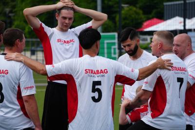 Siegreich: die Kicker der Hamburger IG BAU-Betriebsgruppe beim Baukonzern Strabag (Foto: Harning). Siegreich: die Kicker der Hamburger IG BAU-Betriebsgruppe beim Baukonzern Strabag (Foto: Harning).