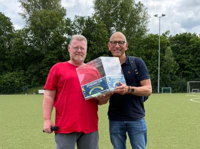 Helge Gutt (Betriebsgruppe Strabag) und Peer Gent (Kinderhospiz Sternenbrücke) bei der Übergabe der Spenden. Foto: IG BAU. Helge Gutt (Betriebsgruppe Strabag) und Peer Gent (Kinderhospiz Sternenbrücke) bei der Übergabe der Spenden. Foto: IG BAU.