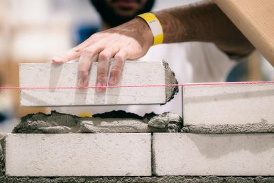 Aus Steinen werden Wohnungen: Maurer sind die Profis, die die Wohnungen in Hamburg bauen. Aber der Bau braucht Nachwuchs: Freie Ausbildungsplätze gibt es (Foto: IG BAU). Aus Steinen werden Wohnungen: Maurer sind die Profis, die die Wohnungen in Hamburg bauen. Aber der Bau braucht Nachwuchs: Freie Ausbildungsplätze gibt es (Foto: IG BAU).