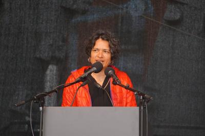 Tanja Chawla, Vorsitzende des DGB Hamburg, auf der Mai-Demo 2023 (Foto: Harning).